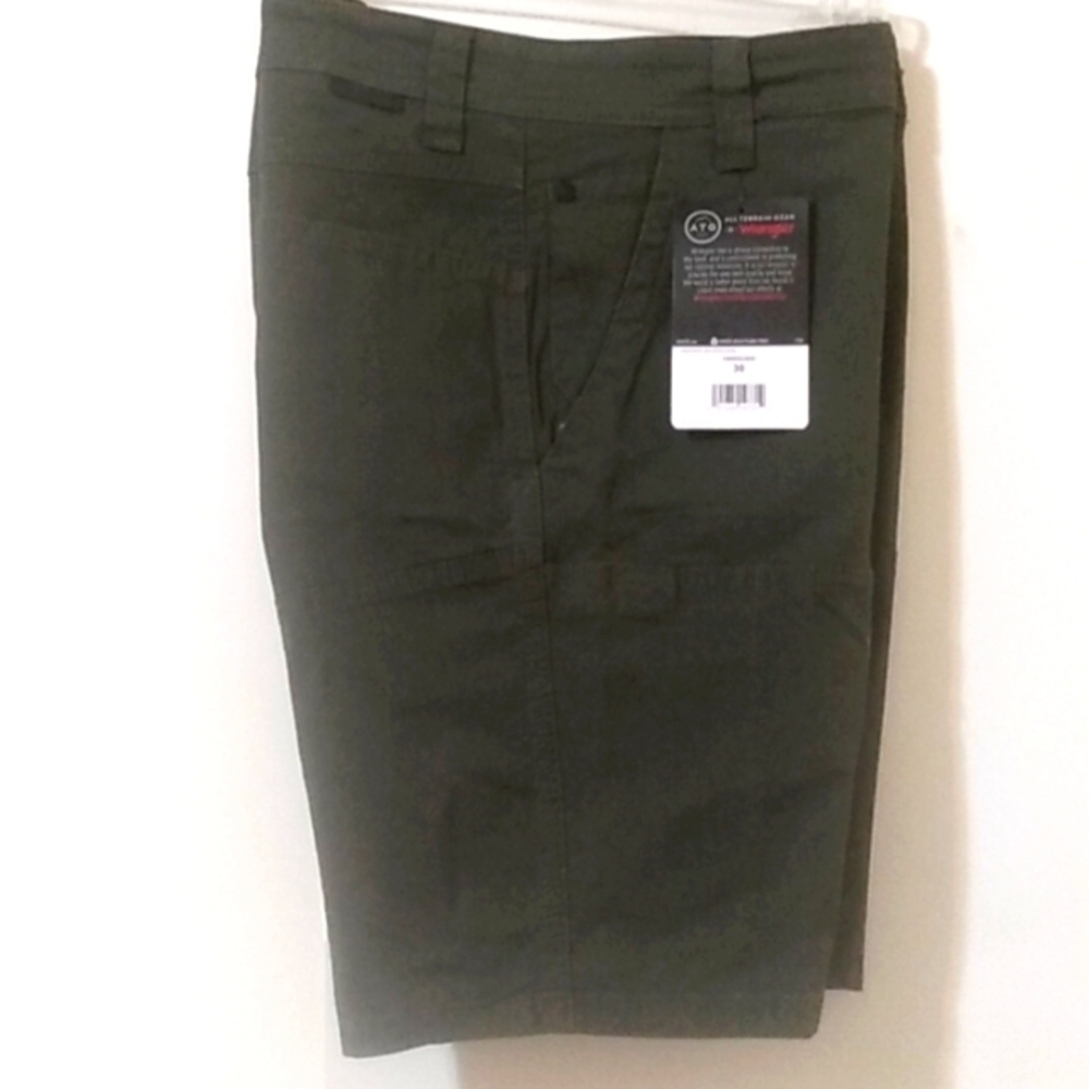WRANGLER ALL TERRAIN ARMY GREEN UTILITY SHORTS SIZE 30 NWT